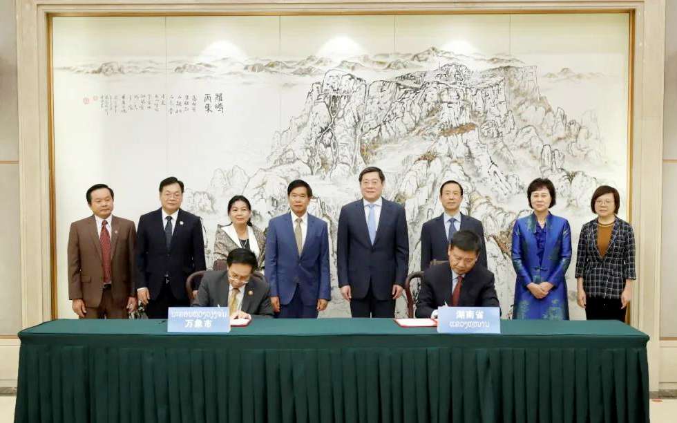 MK体育环境向老挝万象捐赠7台环卫装备，助力“一带一路”建设