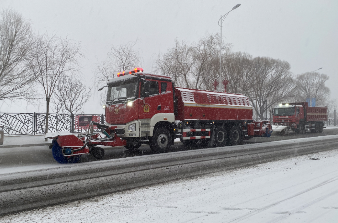 MK体育环境除冰雪装备全力投入破冰作业，助力北京道路交通安全